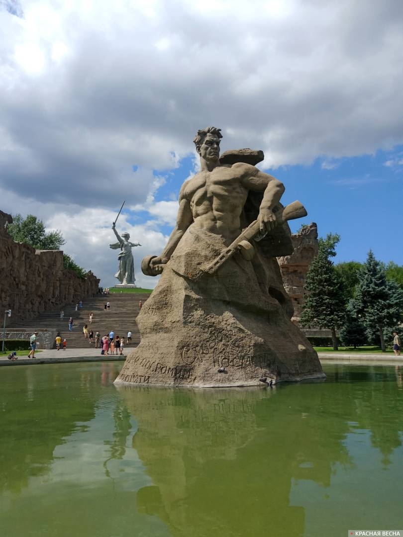 Сталинград. Мамаев курган. Скульптура солдата на Площади стоявших насмерть