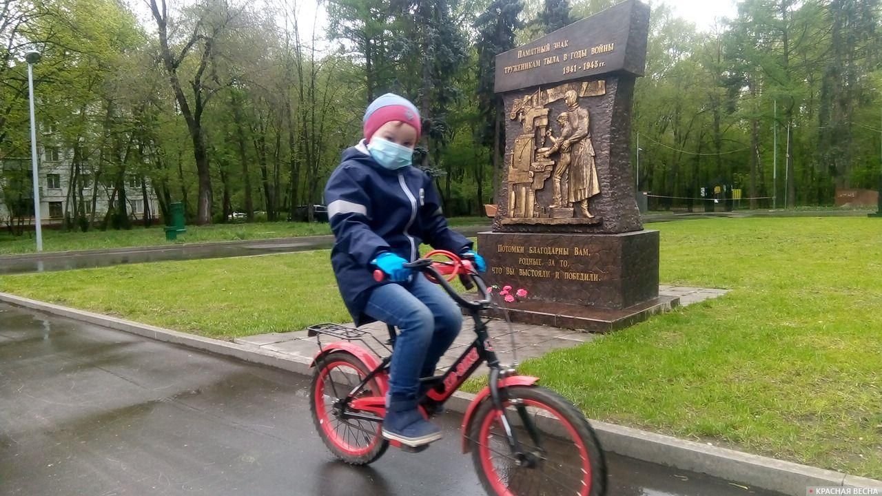 Памятный знак труженикам тыла, памятник у пересечения Есенинского бульвара и улицы Юных Ленинцев