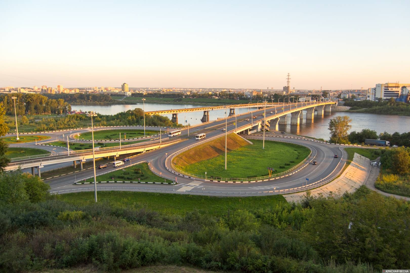 Кузнецкий мост. Старый Коммунальный мост левей и дальше. Кемерово