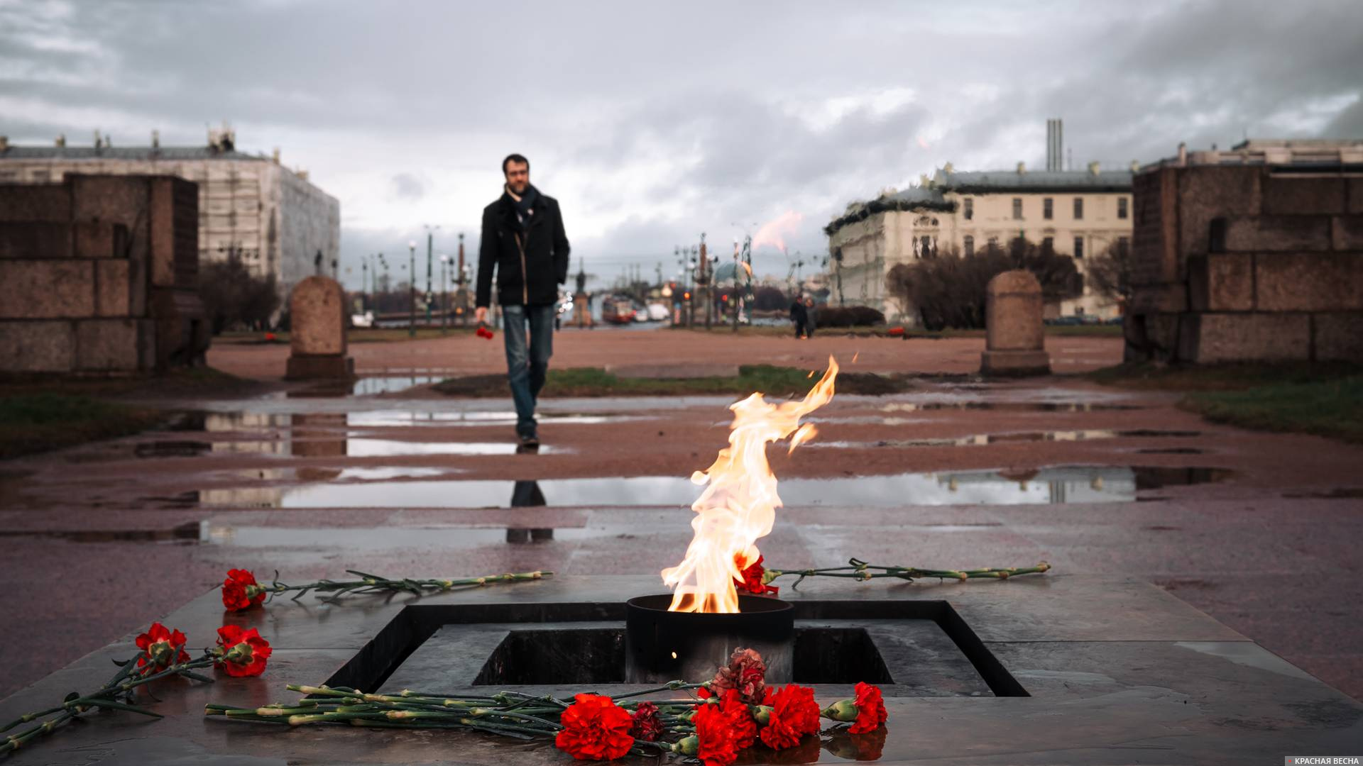 Вечный огонь на Марсовом поле в Санкт-Петербурге. 07.11.2021