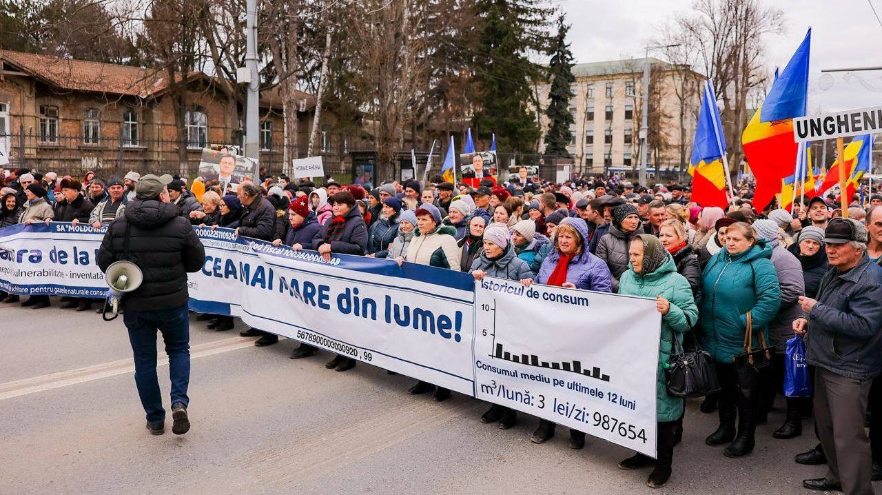 Колонна протестующих в Кишиневе перед выдвижением к митингу