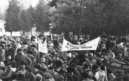 Митинг на одной из центральных улиц Степанакерта. 1988