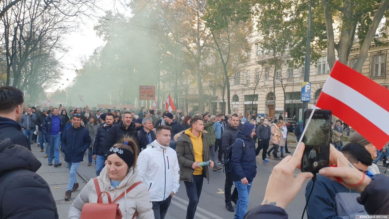 Митинг против принудительной вакцинации в Австрии