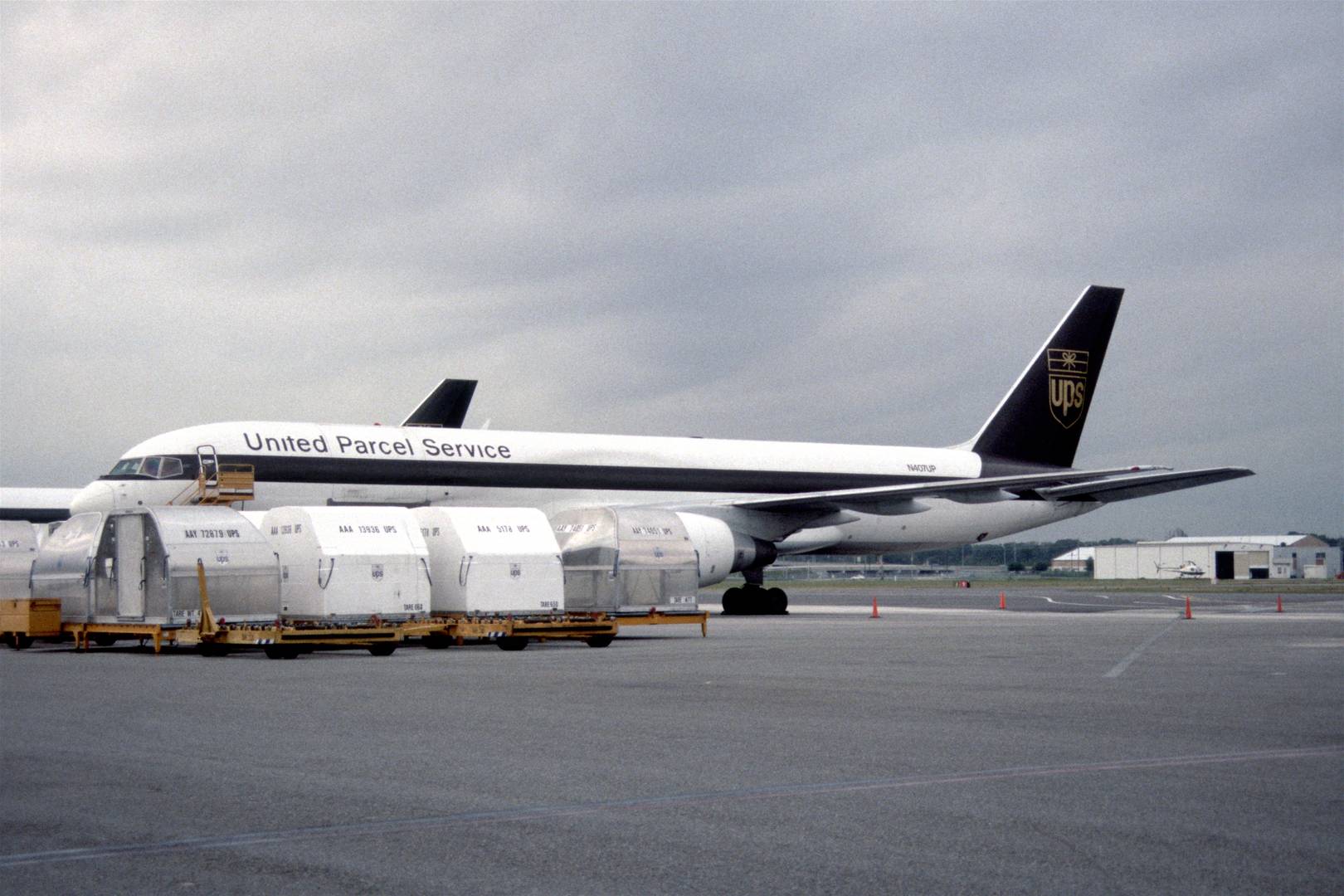 Авиалайнер Boeing 757 на стоянке.Международный аэропорт Сент-Питерсберг- Клируотер. Флорида