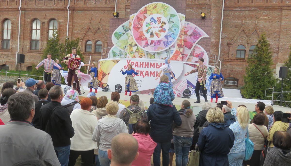 Сцена фестиваля  «Хранимые Веками» на берегу реки Сольба