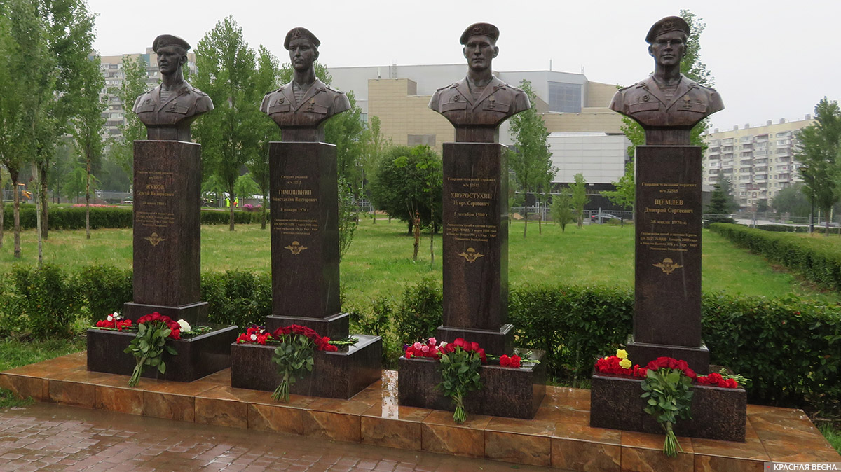 Санкт-Петербург. Парк Боевого братства. Бюсты петербуржцев-десантников, погибших в бою с бандитами в Аргунском ущелье в 2000 году. 02.08.2021