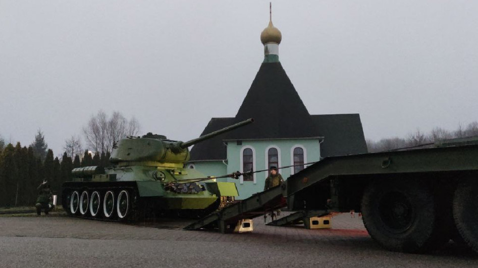 Вывоз танка T-34 c Военно-мемориального комплекса «Курган Славы» в поселке Медведевка (Калининградская область) на ремонт