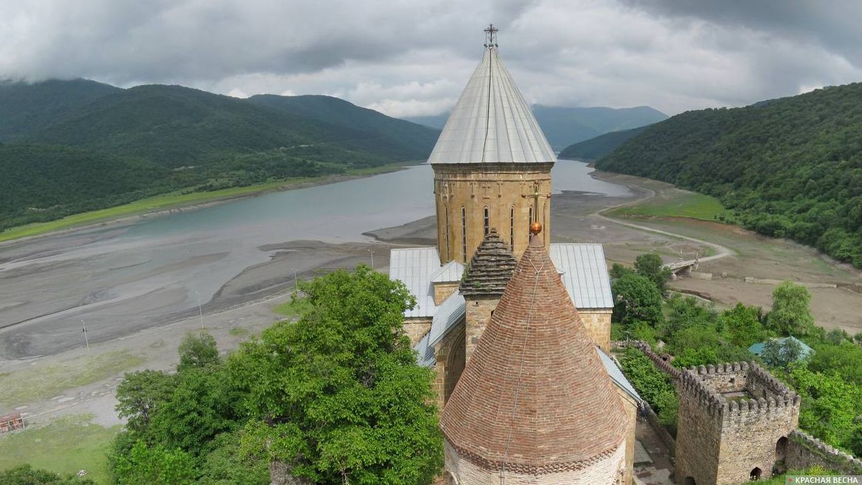 Грузинская церковь. Ананури. Грузия