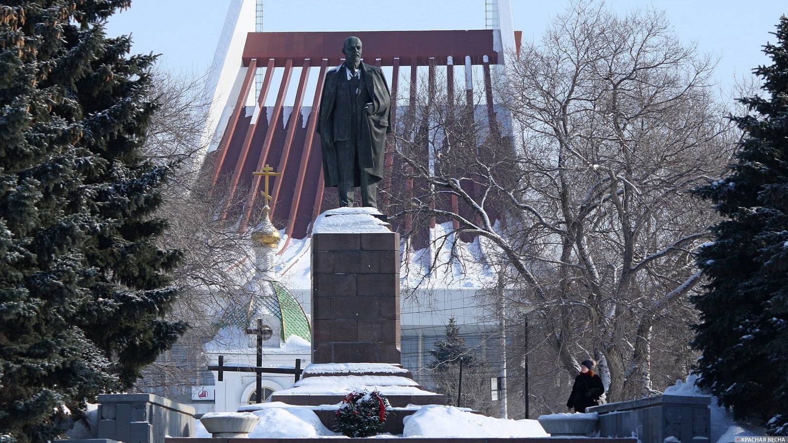 Памятник В. И. Ленину на фоне часовни Ильи Пророка