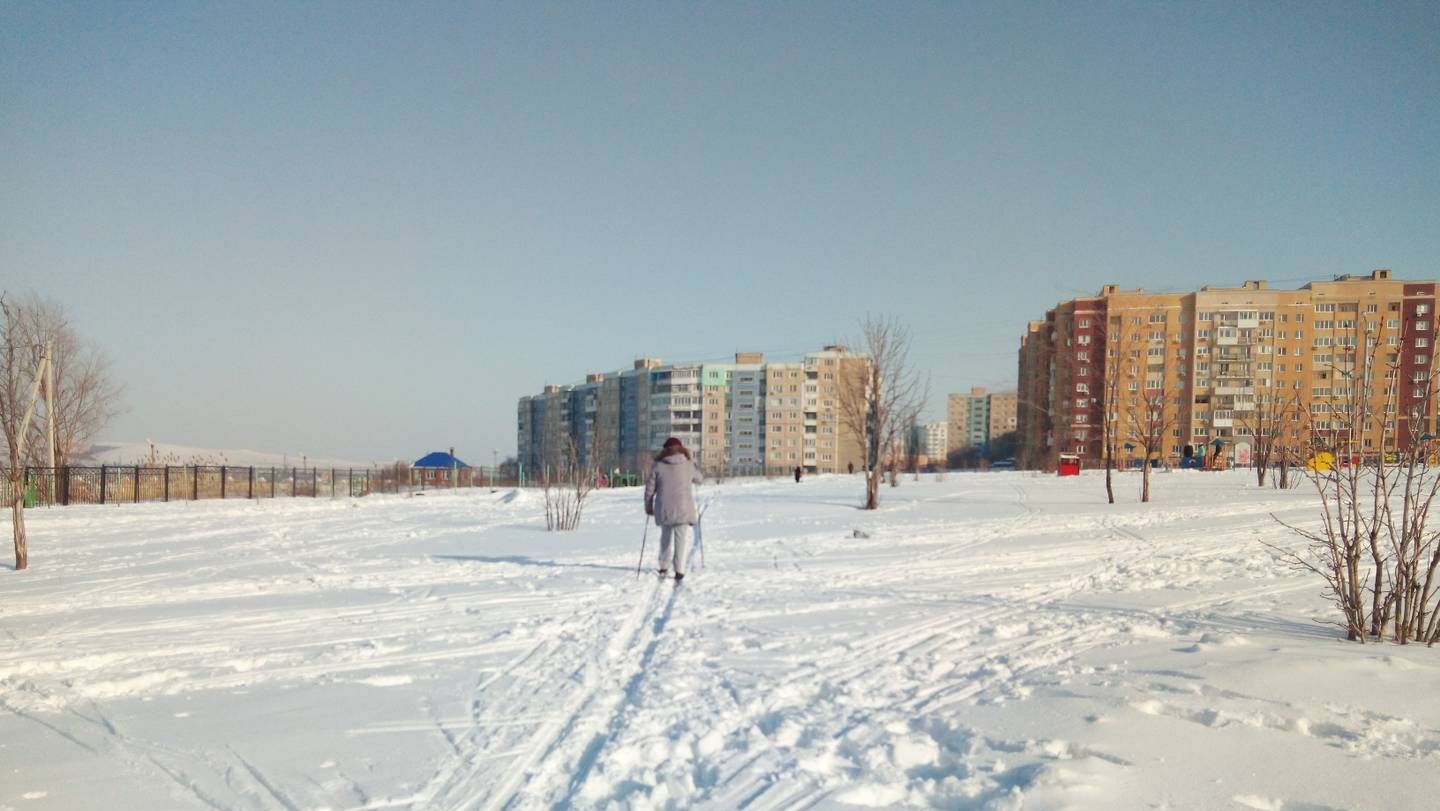 г. Саратов. Лыжница в парке Солнечный.