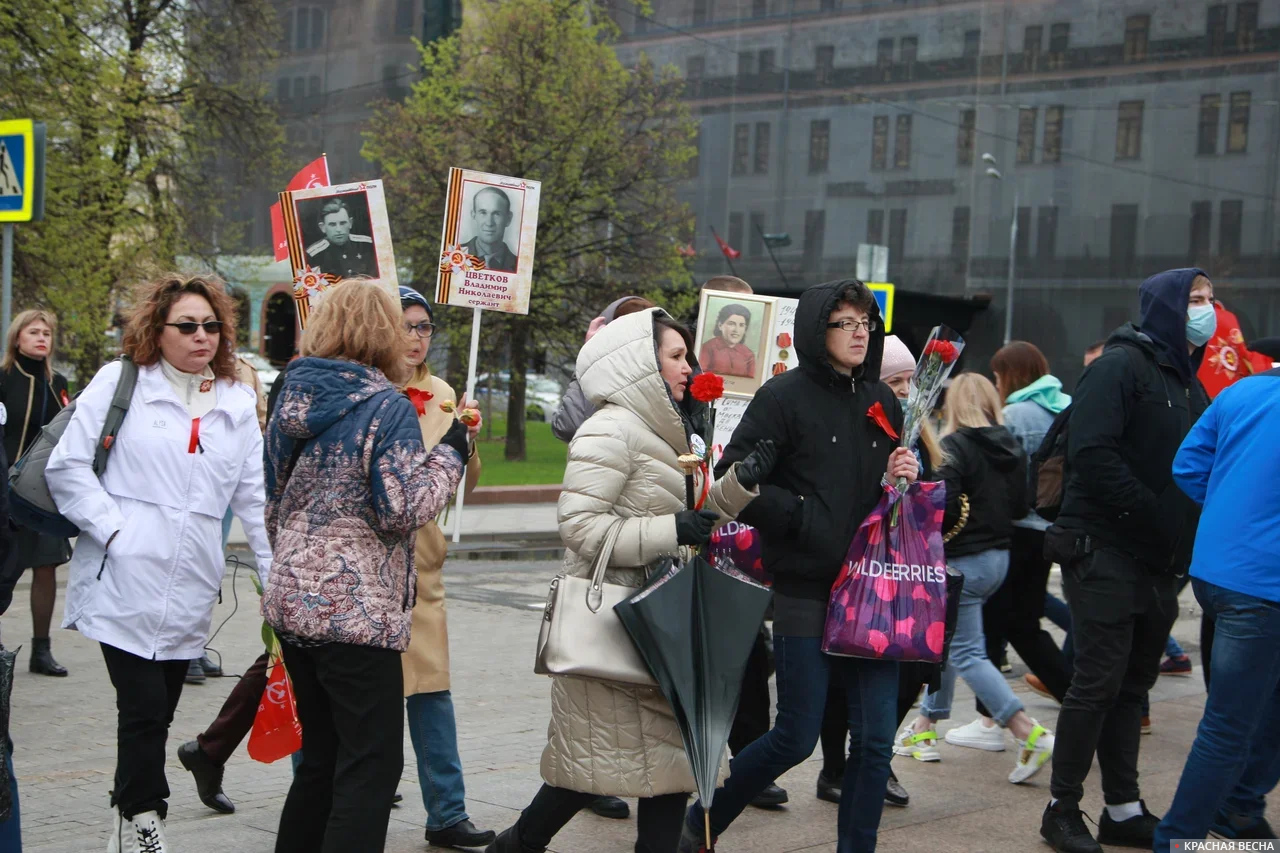 Люди в центре Москвы на 9 мая