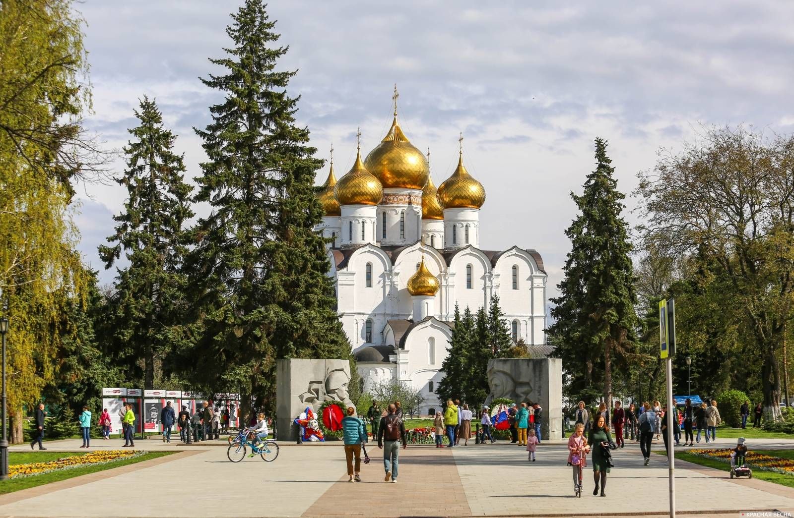 Самыми многолюдными местами в День Победы в Ярославле стали площадь у Вечного Огня, близлежащие парки и набережная Волги