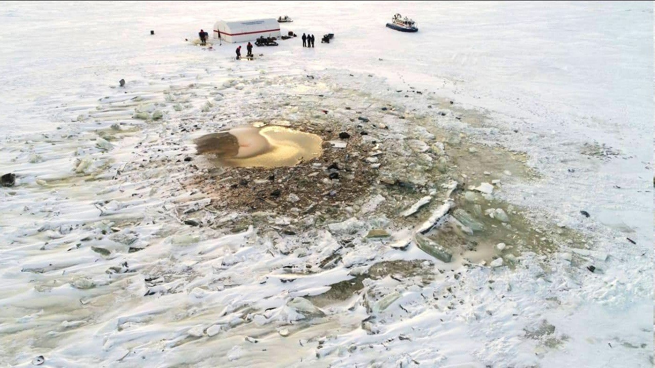 Место крушения вертолета Ми-8 в Онежском озере