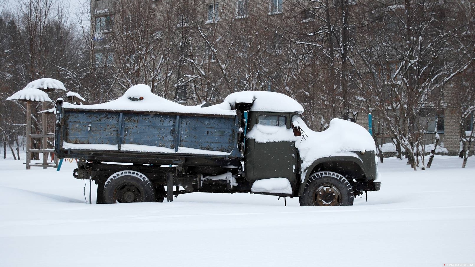 Грузовик под снегом