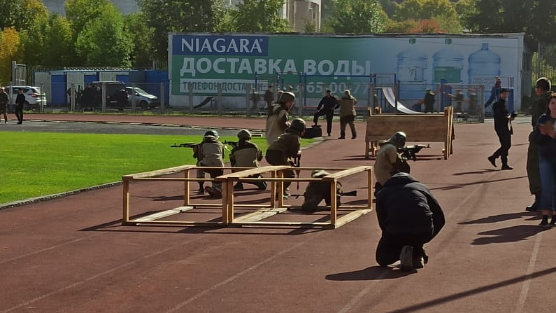 Участники соревновая на полосе