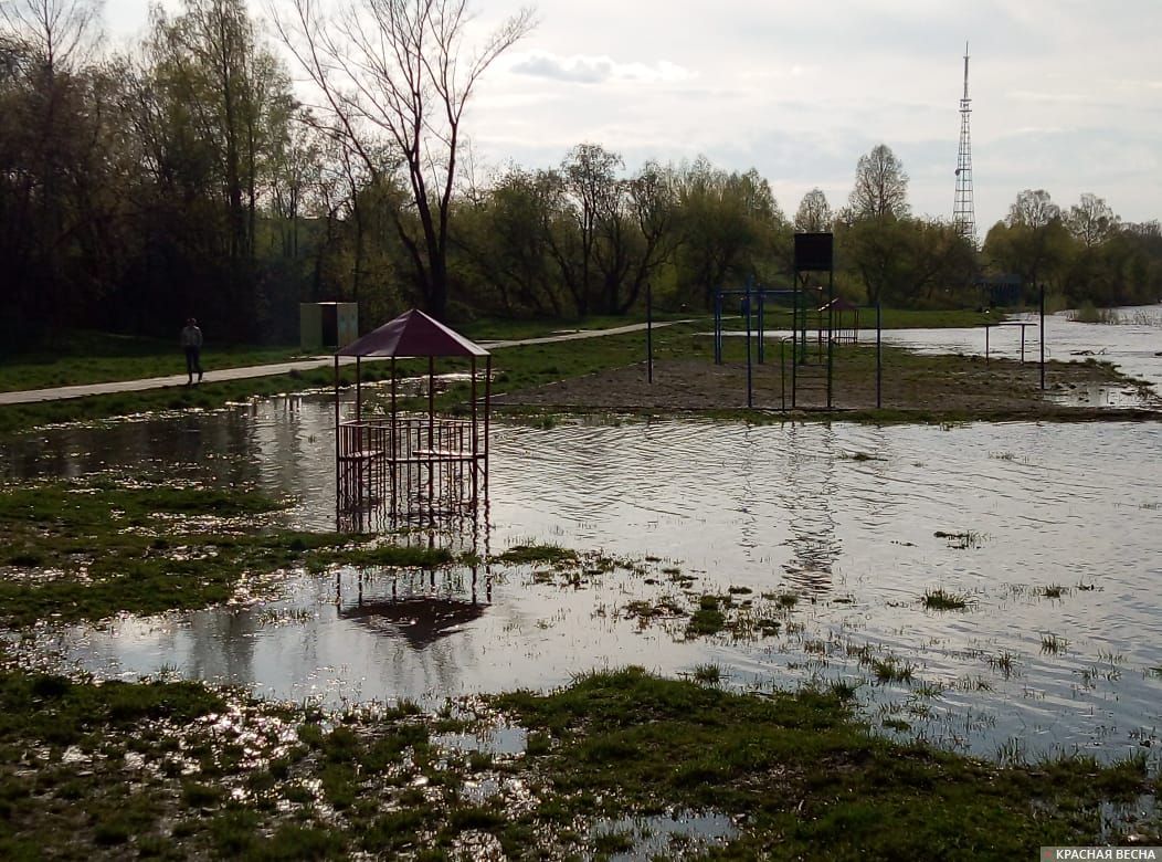 Вода под самым мостом. Река Уса, приток Томи, в районе города Междуреченск 1 мая 2020 года