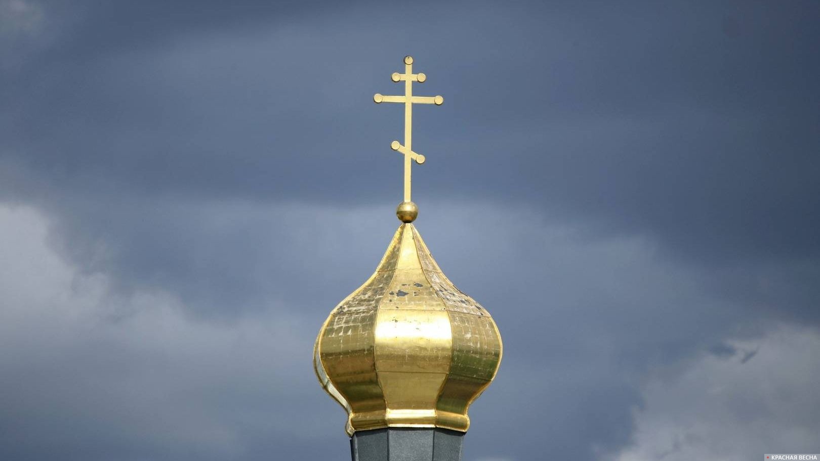 Крест на куполе церкви