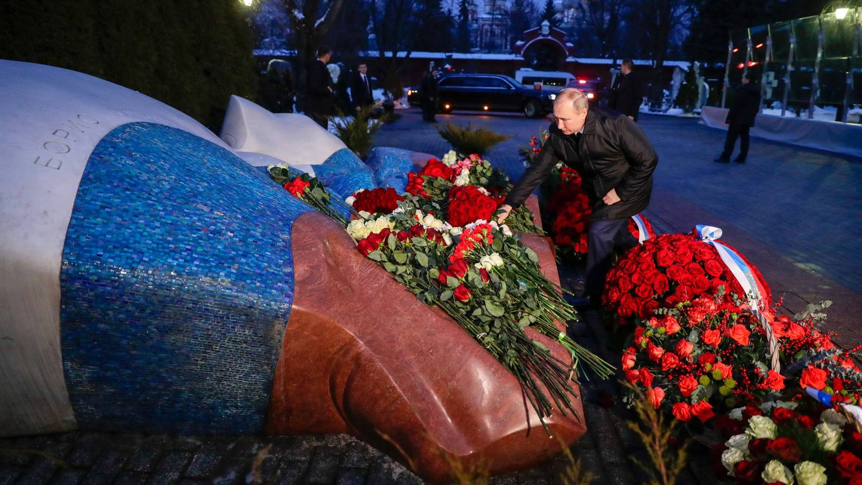 Владимир Путин возложил цветы к могиле первого Президента России Бориса Ельцина на Новодевичьем кладбище.