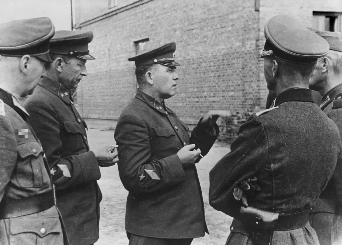 Генерал-майоры П.Г. Понеделин и К.Н. Кириллов после пленения во время Великой Отечественной войны