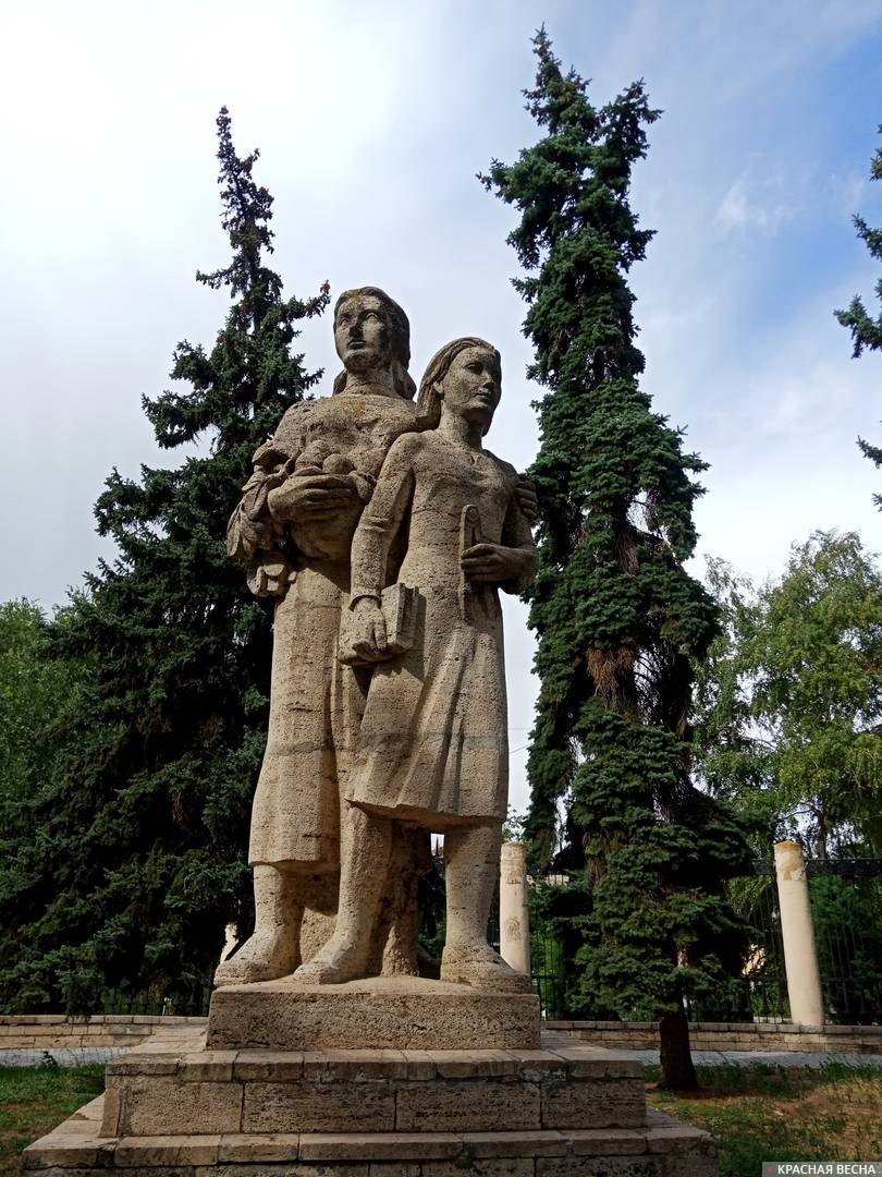 У планетария
