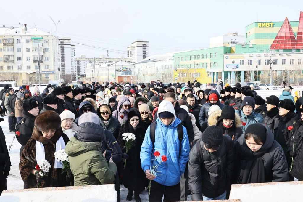 Возложение цветов жертвам теракта в Якутске