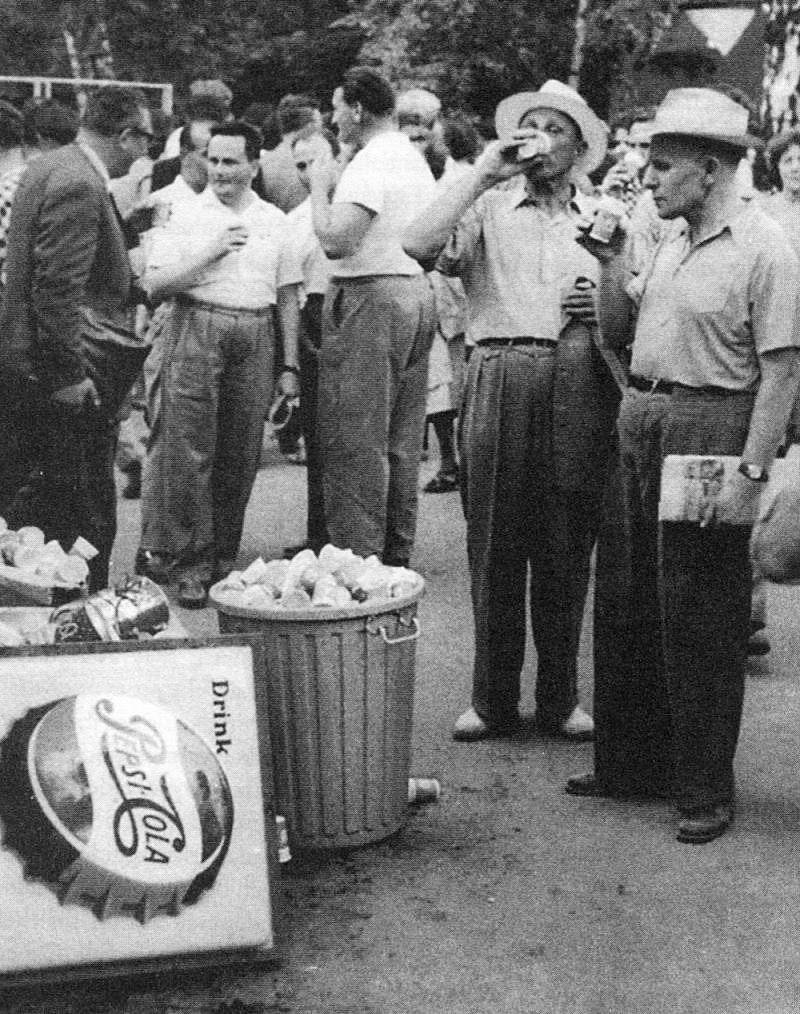 Посетители выставки «Промышленная продукция США» в Москве. 1959 г.