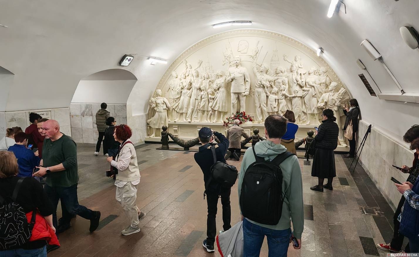 Пожилой мужчина у горельефа с И. В. Сталиным. Станция «Таганская». Москва