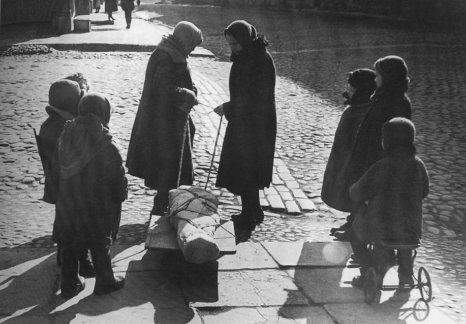 Весна 1942 г. Прощание со сверстником. Фото — В. Тарасевич