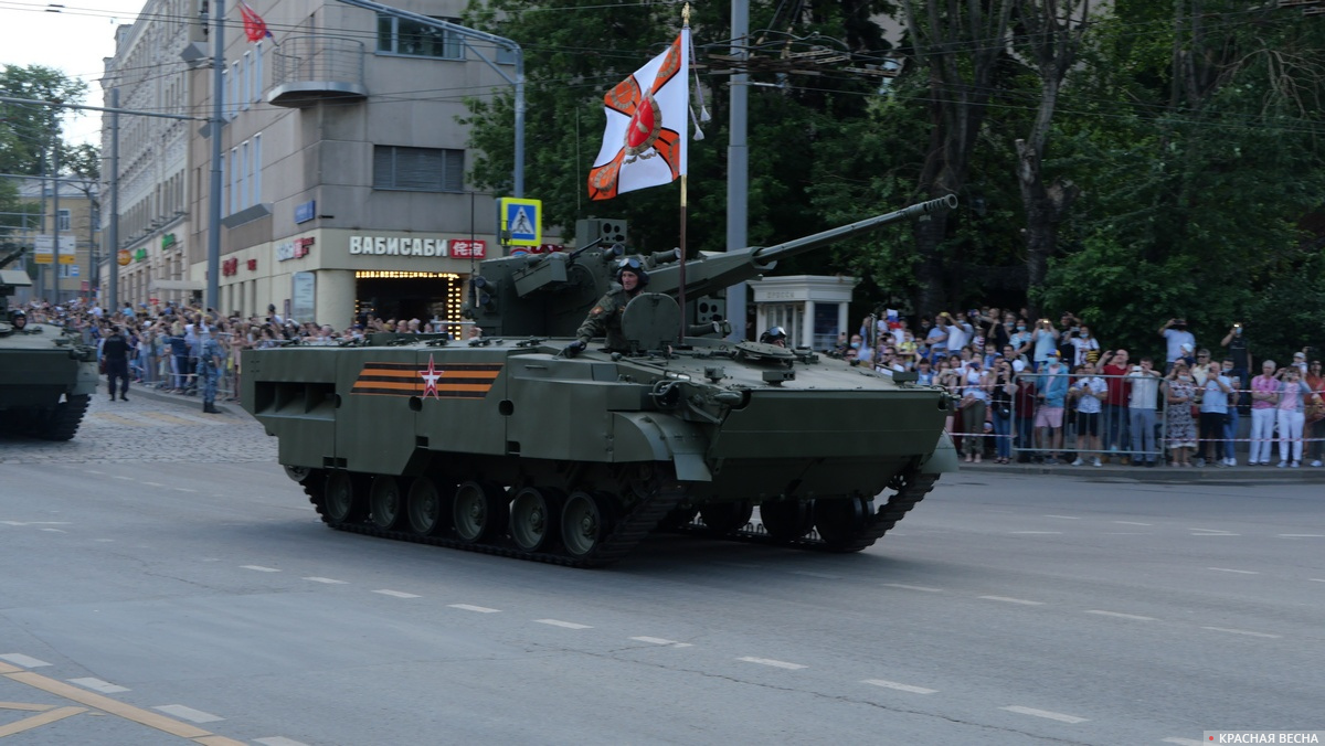 Проезд военной техники по Баррикадной улице