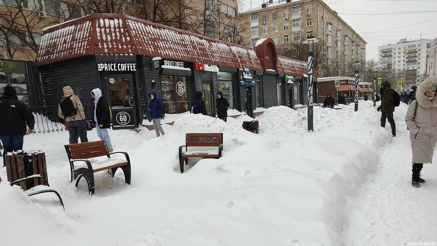 На Бауманской завалило скамейки, уже начали откапывать