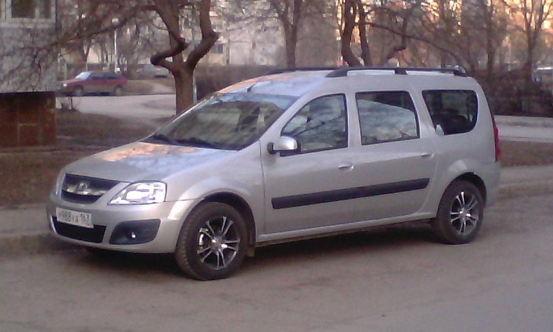 Автомобиль марки Lada Largus