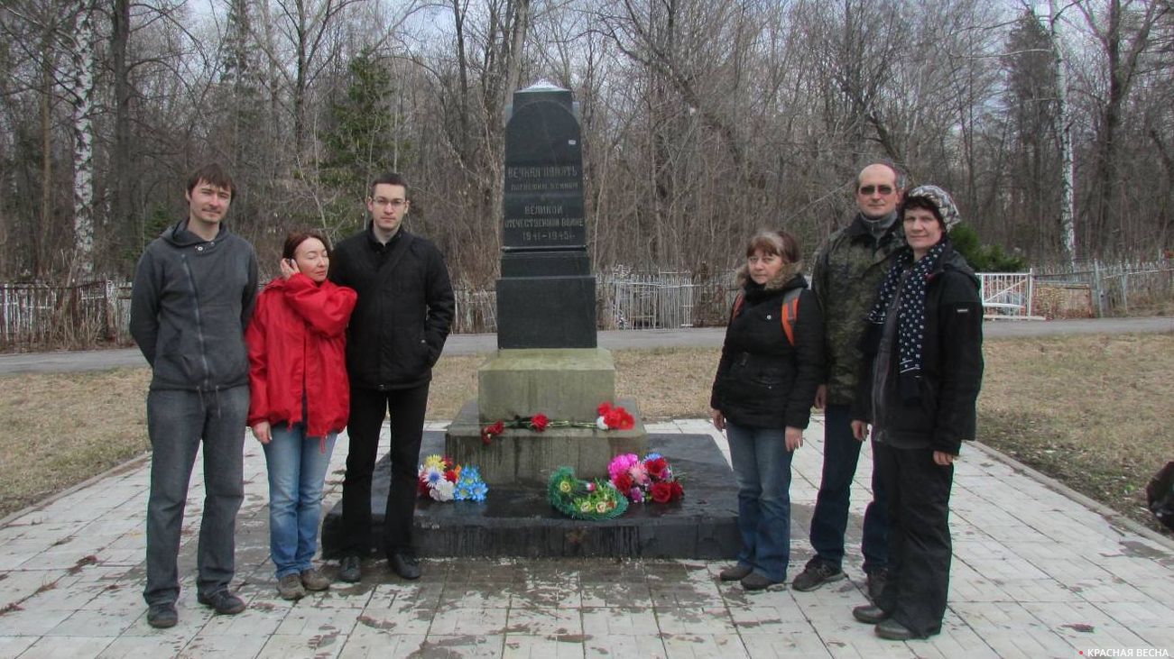 После уборки на памятнике павшим в Великой Отечественной войне. Сергиевское кладбище. Уфа. 01.05.2018