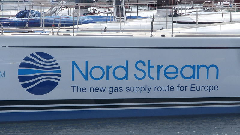 Надпись «Nord Stream — The new gas supply route for Europe» («Северный Поток — Новый путь газоснабжения Европы» — прим. ИА Красная Весна)