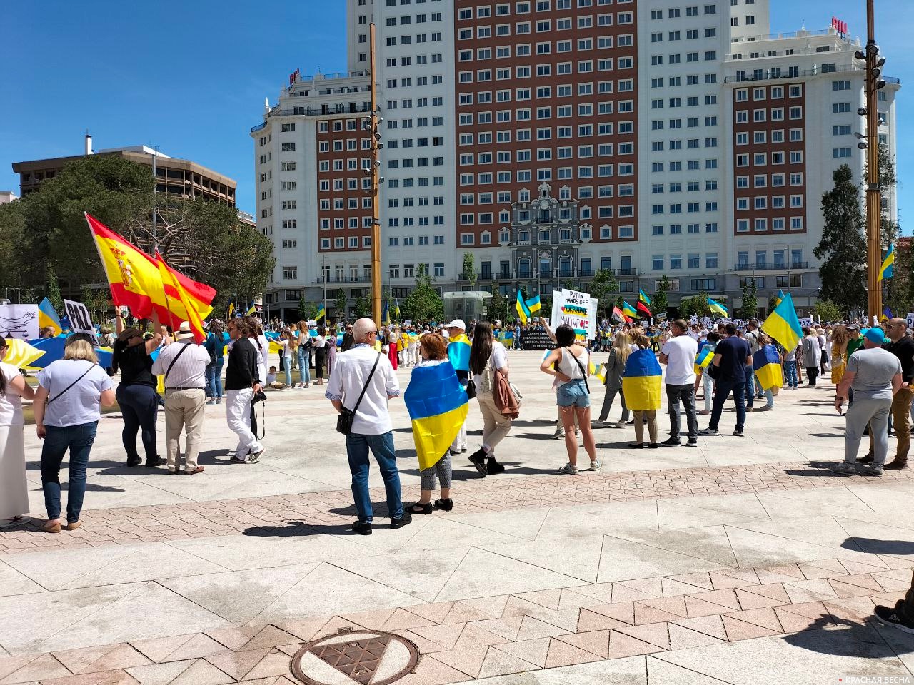 Митинг украинцев в Мадриде 8 мая 2022 года