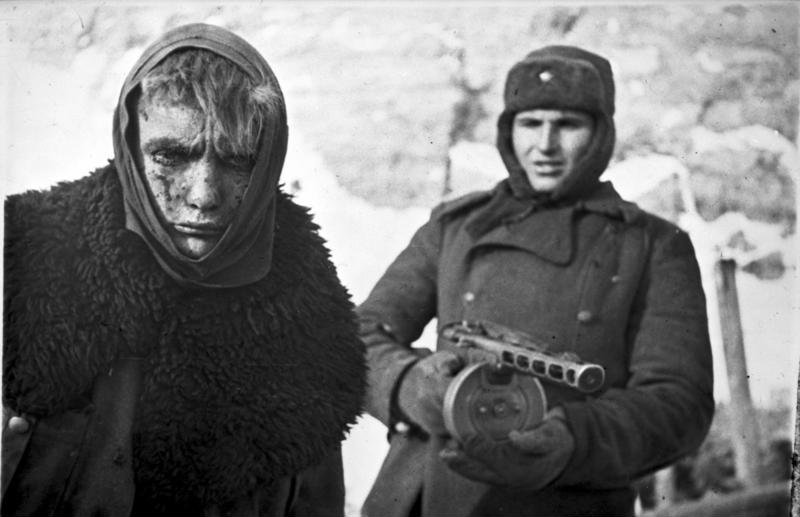 Январь 1943 года. Боец РККА конвоирует немецкого военнопленного