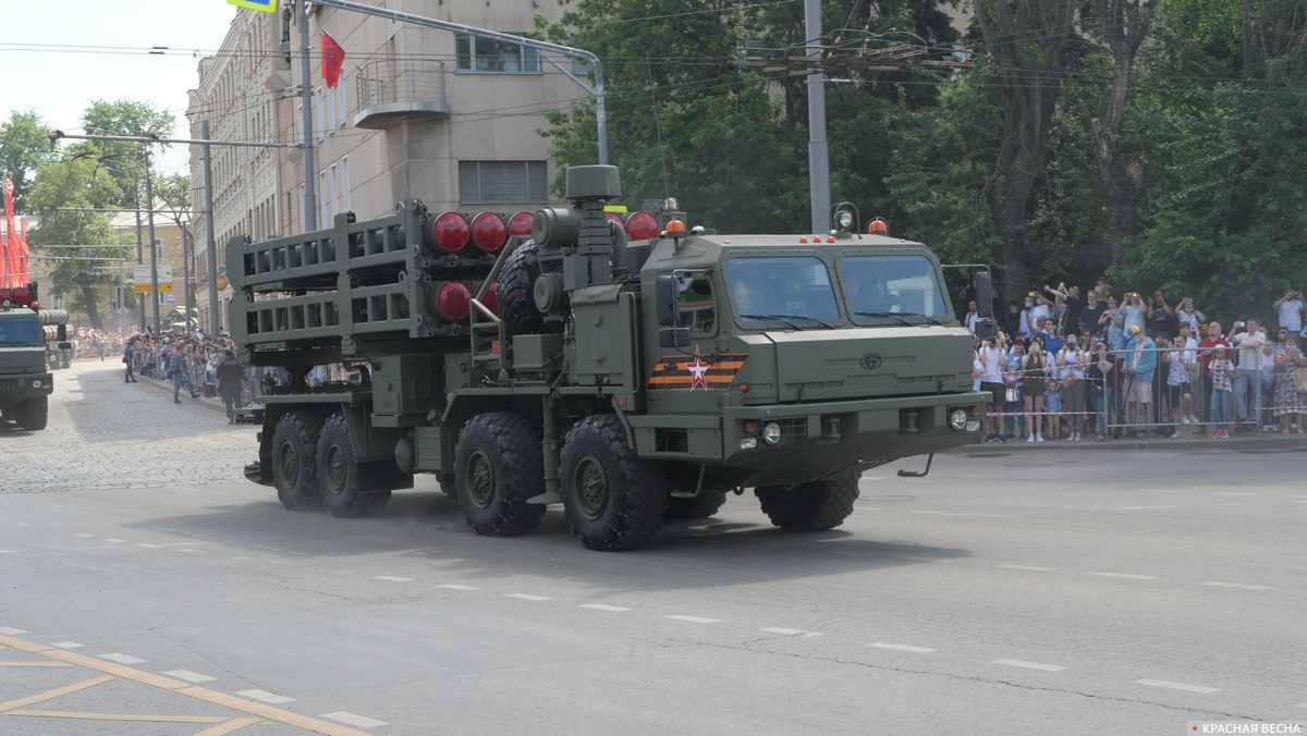 Проезд военной техники по Баррикадной улице