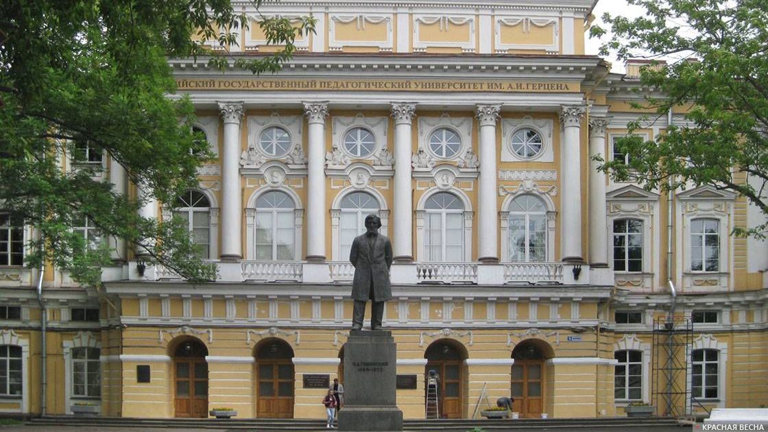 Памятник педагогу К. Д. Ушинскому рядом с РГПУ им. А. И. Герцена. Санкт-Петербург