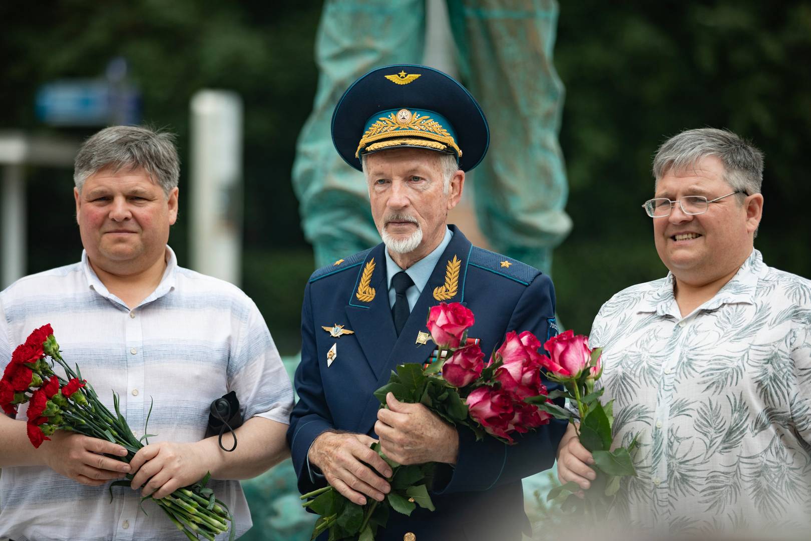 Член Ассоциации ветеранов Карибского кризиса, военный атташе в Испании, Кубе, Малайзии, генерал-майор авиации Михаил Макарчук с пришедшими на торжественное мероприятие по возложению цветов у памятника Фиделю Кастро