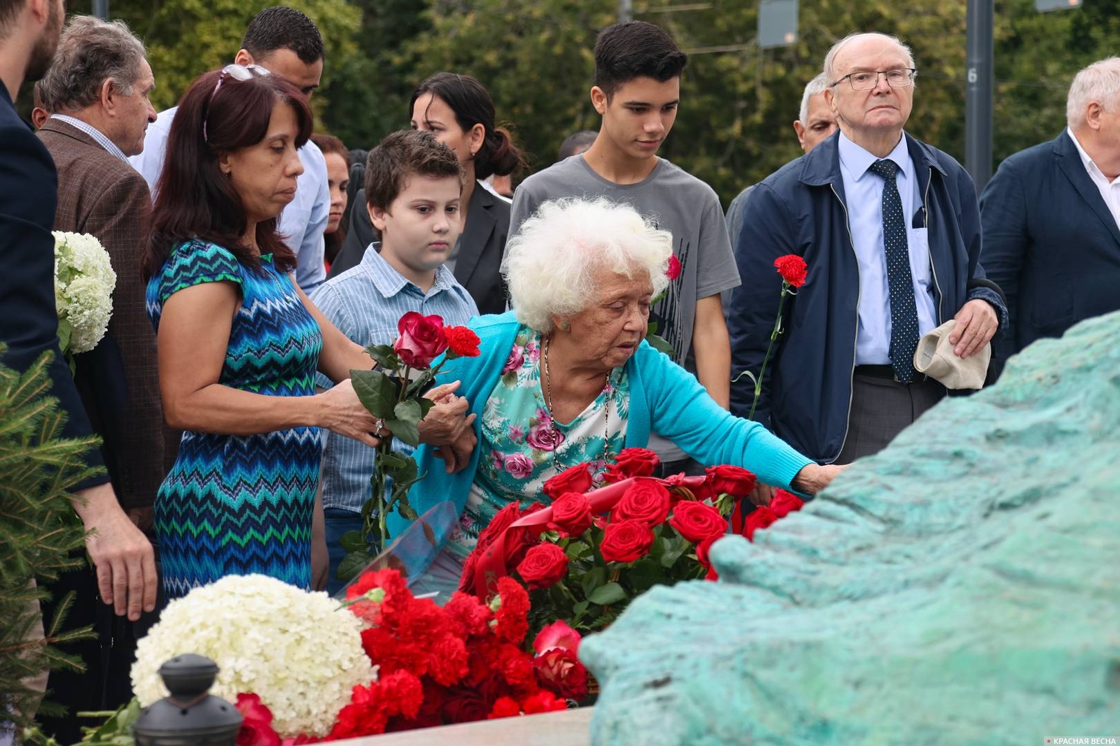 Возложение цветов Фиделю Кастро в честь 97-й годовщины его дня рождения