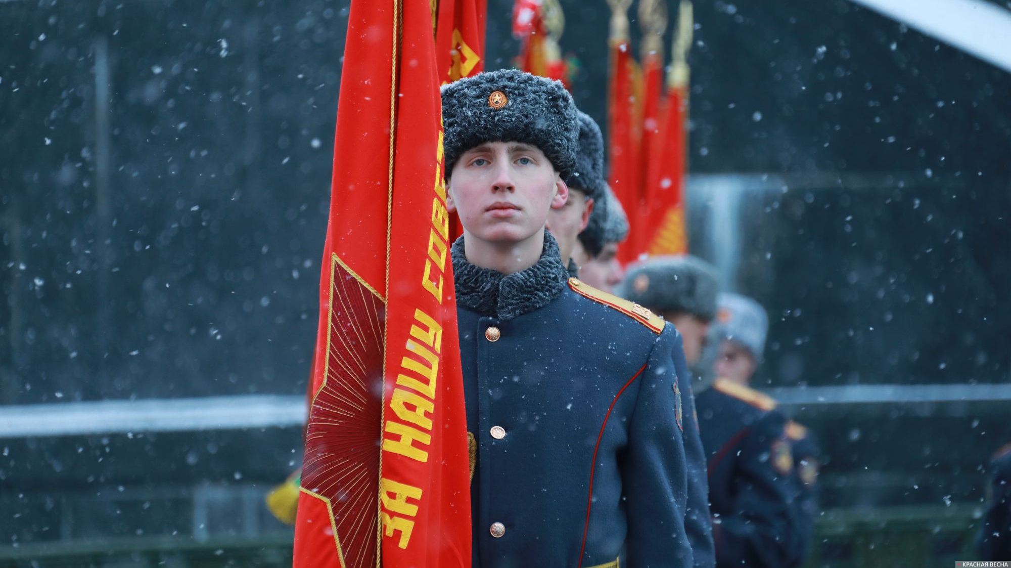 Передача знамен ЗВО. Надпись на знамени: 