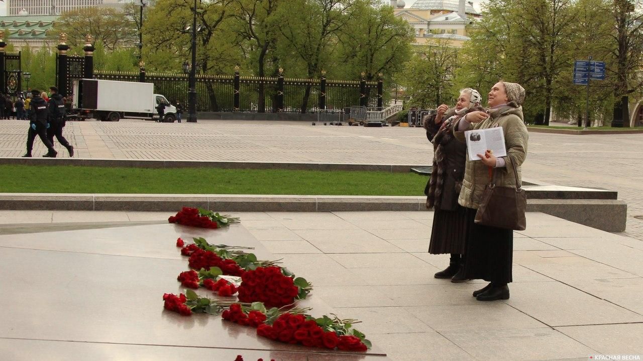 У памятника Жукову