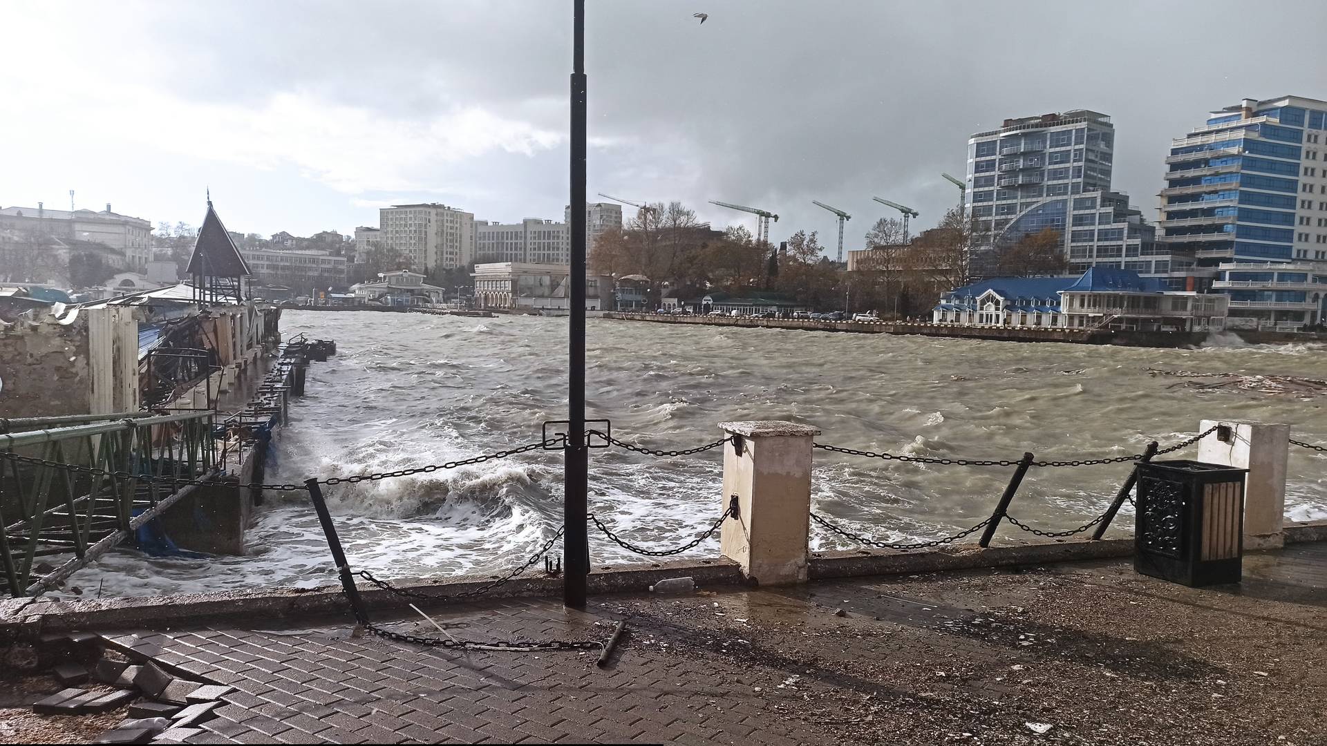 Шторм в Артбухте. Севастополь