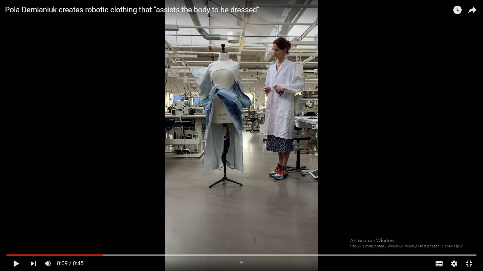 Цитата из видео «Pola Demianiuk creates robotic clothing that „assists the body to be dressed“» пользователя Dezeen, youtube.com