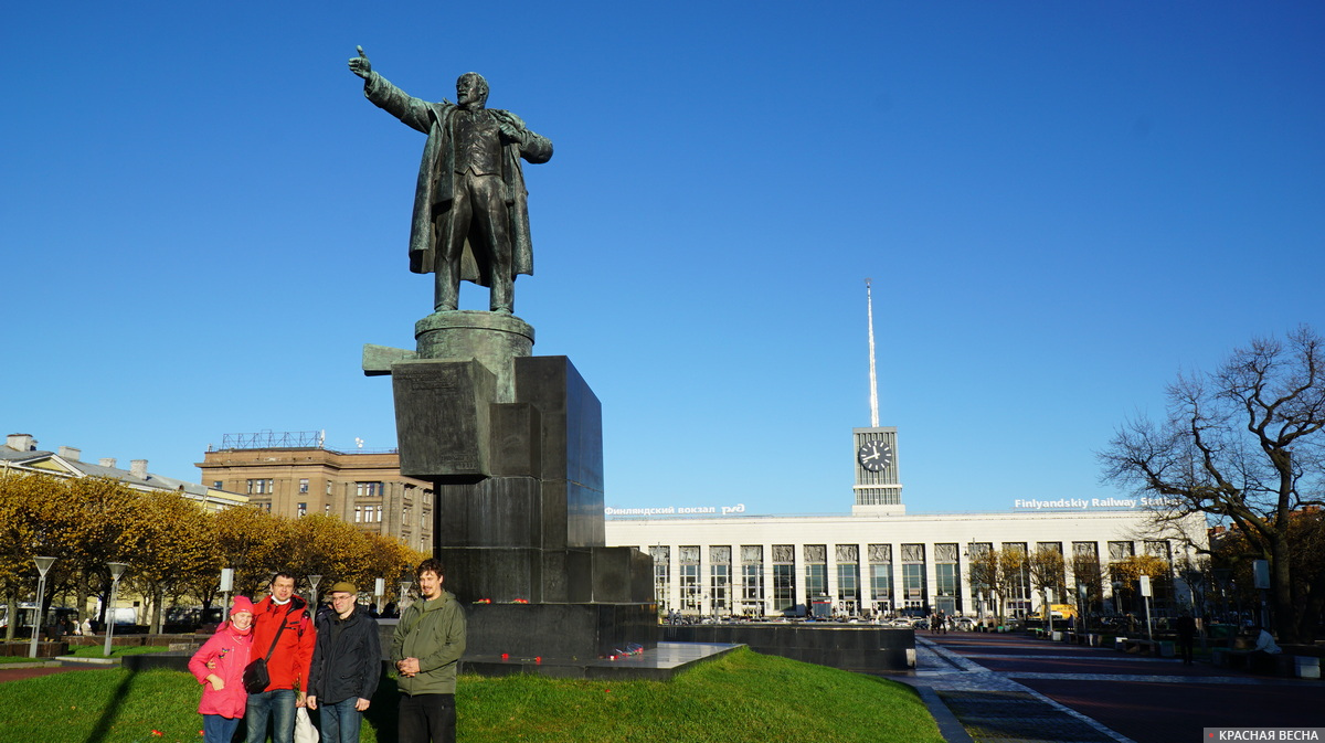 Участники прогулки возле памятника на площади Ленина. Санкт-Петербург. 7 ноября 2020 года