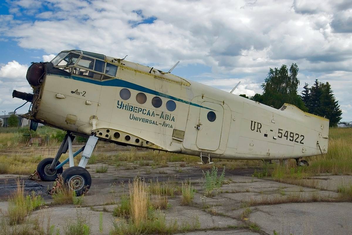 Разрушенный самолет Ан-2