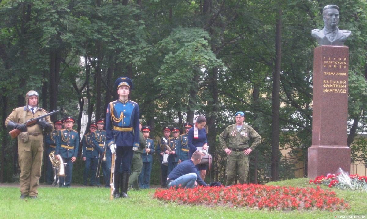 Перед митингом в сквере им.В.Ф.Маргелова. Санкт-Петербург. 02.08.2019