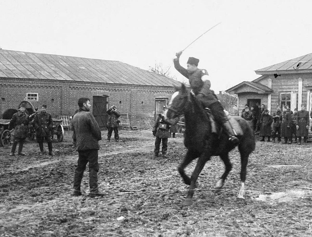 Казак-полицай рубит шашкой пленных советских партизан. Украина. Осень 1941 г.