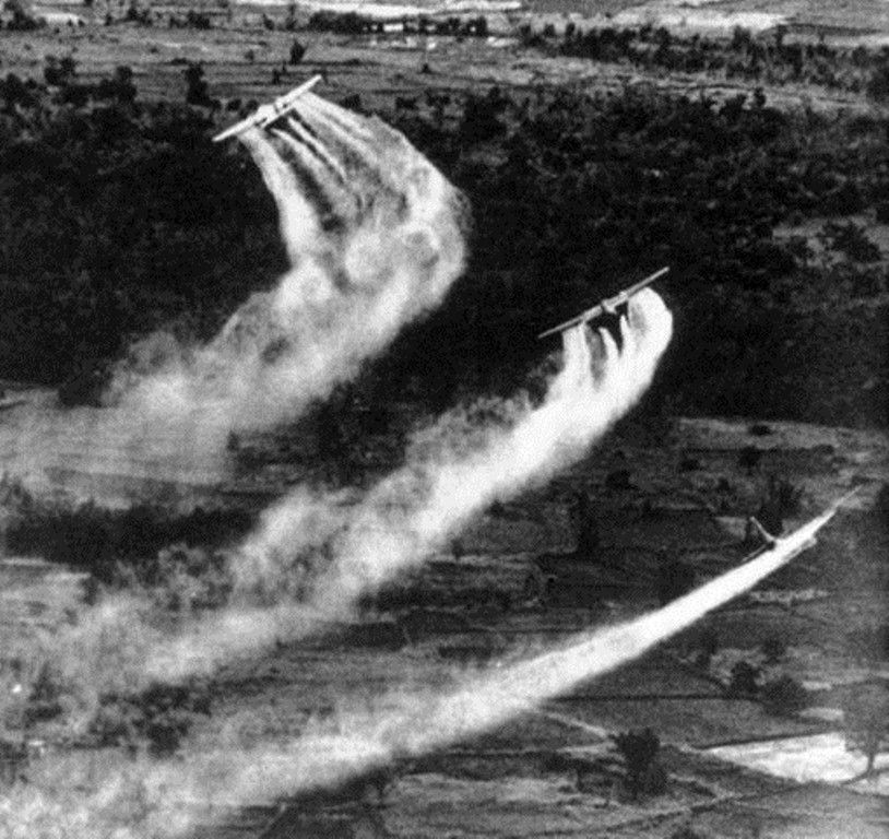 Американцы распыляют яд-мутаген «Agent Orange» во Вьетнаме