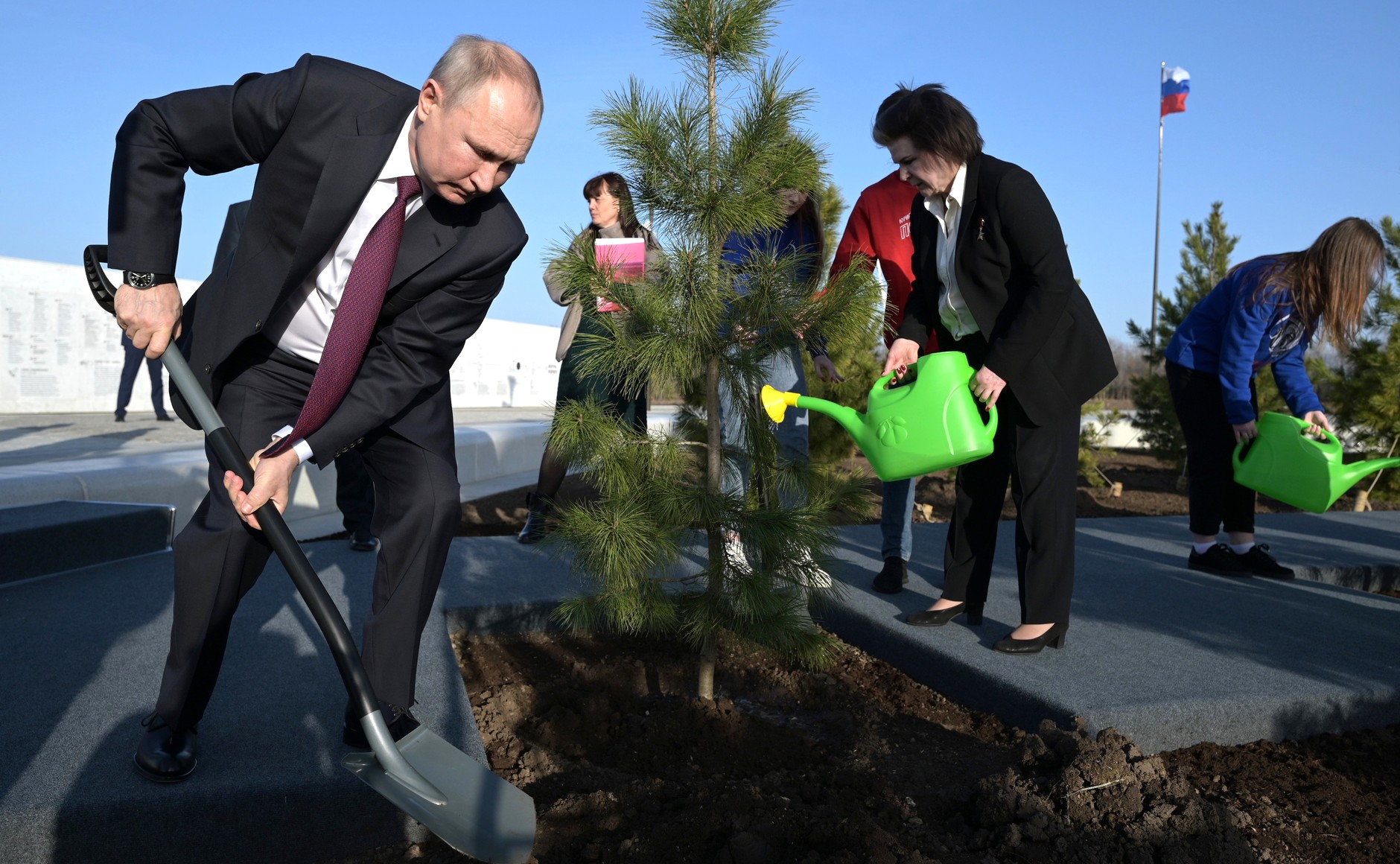 Президент России Владимир Путин высадил кедр на аллее в Парке покорителей космоса