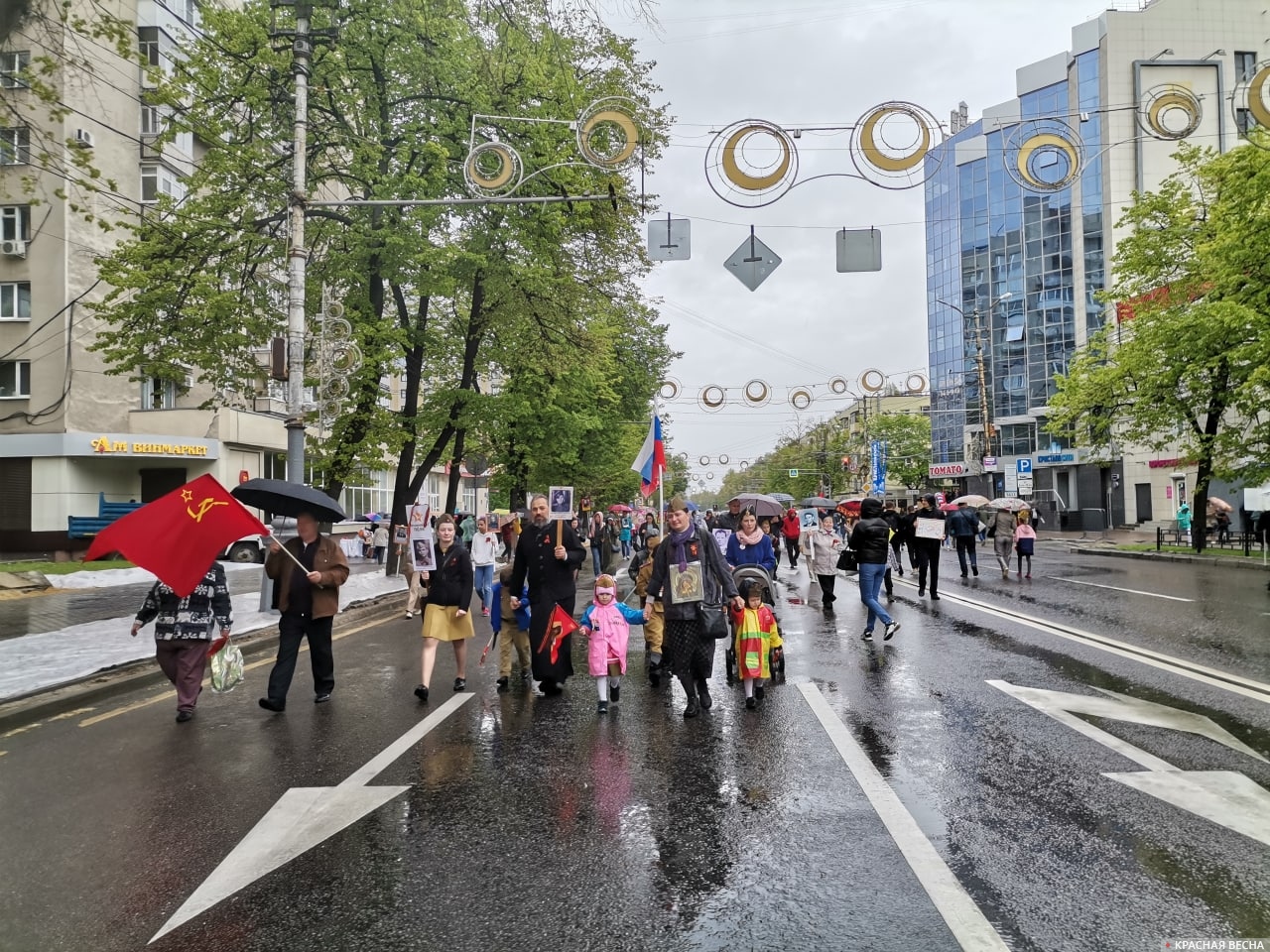 Участники акции Бессмертный полк. Воронеж